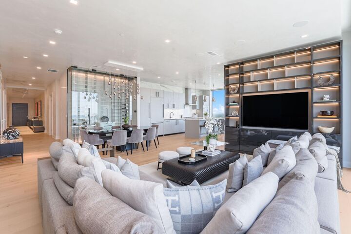 Property Photo: 1711 Allen Parkway 2704 TX 77019
