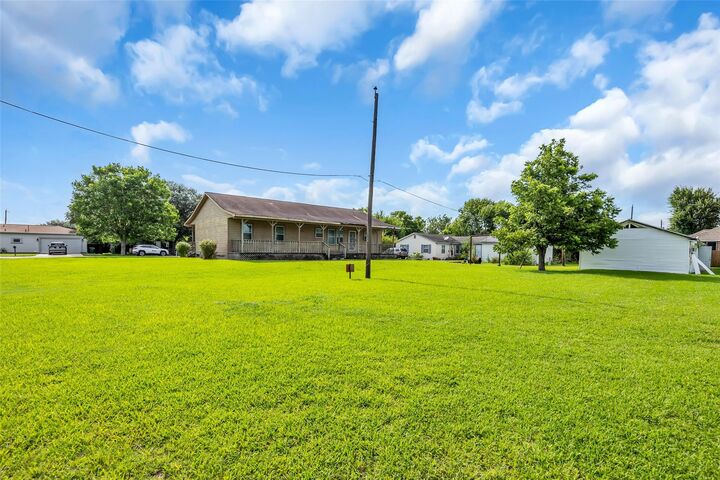 Property Photo:  831 Easy St  TX 77571 