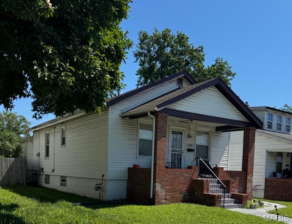 Property Photo:  1039 Wall Street  MO 63147 