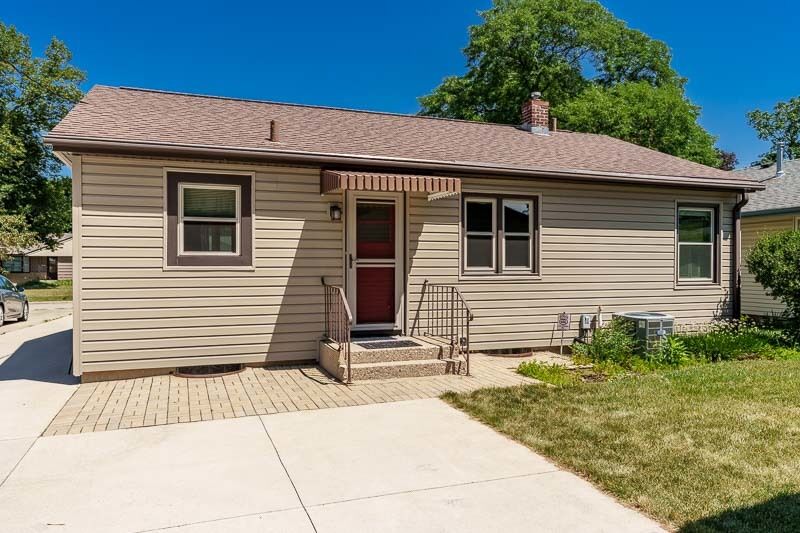 Property Photo:  2328 Sharon Avenue  IL 61103 