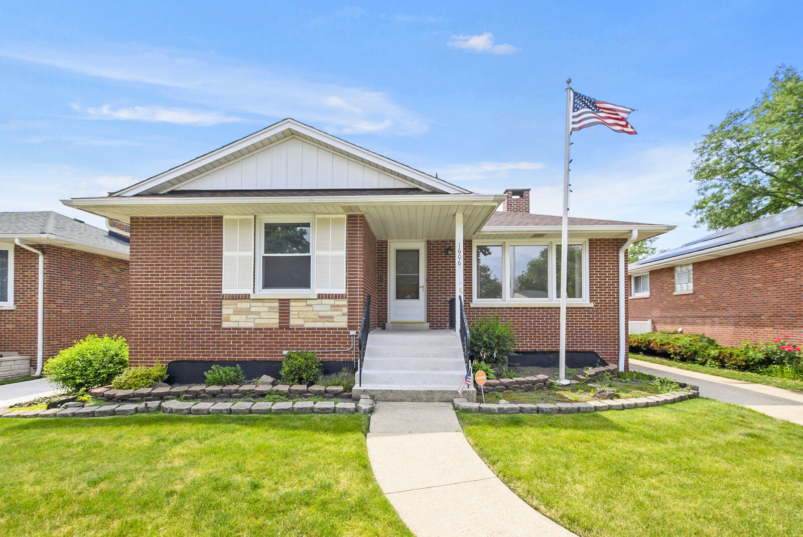Property Photo: 1606 Kensington Avenue IL 60154