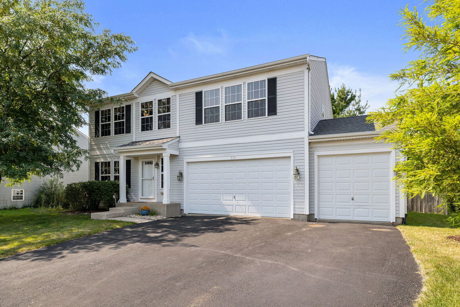 Property Photo:  818 Willow Street  IL 60146 
