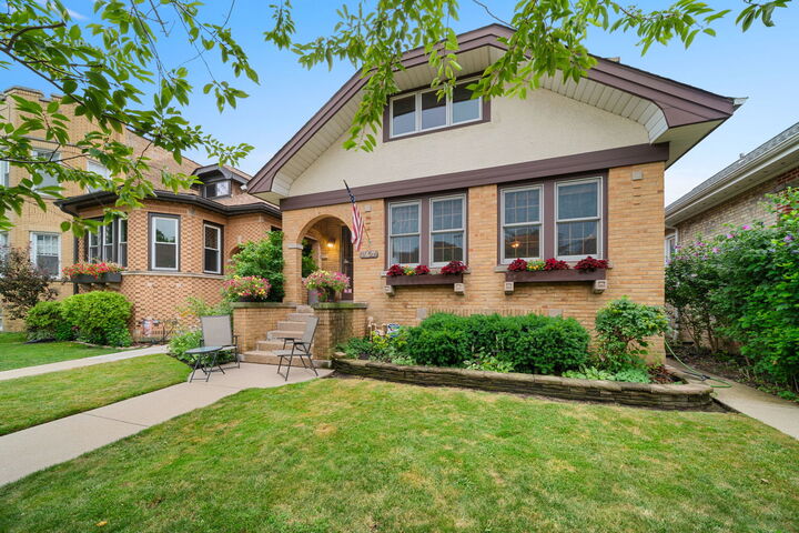 Property Photo: 2617 W Lunt Avenue IL 60645