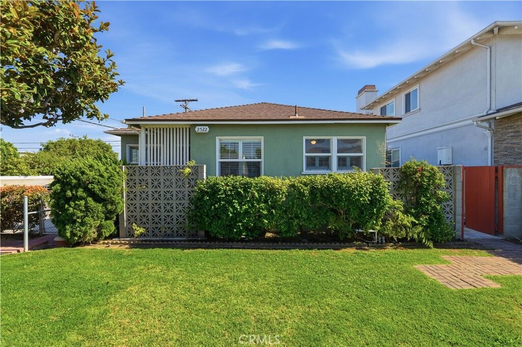 Property Photo:  2522 Robinson Street  CA 90278 