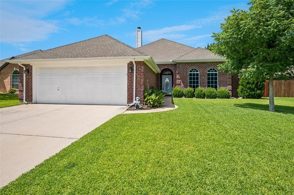 Property Photo: 516 Hazelnut Court TX 76179
