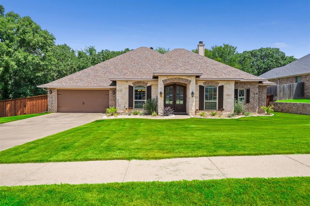 Property Photo: 508 Oak Forest Court TX 76060