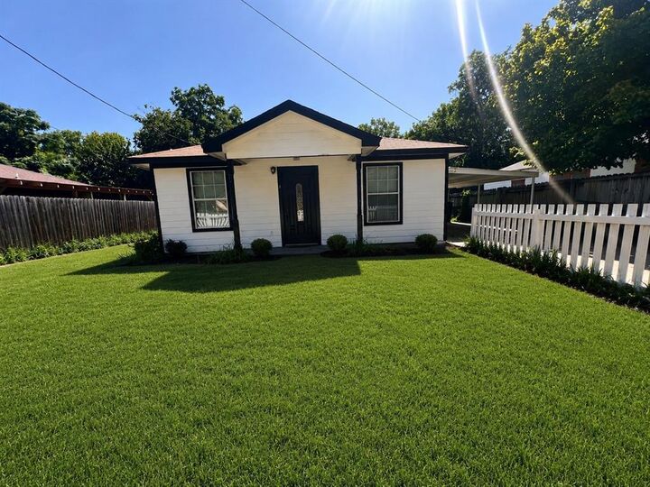 Property Photo:  312 N Wood Street  TX 76033 