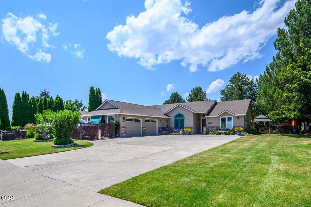 Property Photo: 3715 SW Gene Sarazan Drive OR 97756
