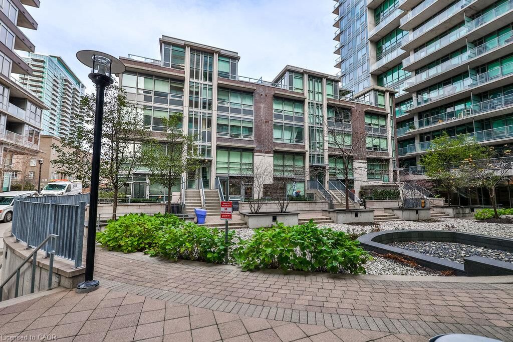 Property Photo: 57 East Liberty Street Th19 ON M6K 3P5