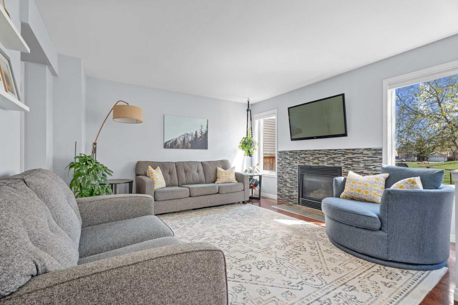 Property Photo: 31 Mt Aberdeen Grove SE AB T2Z 3N6