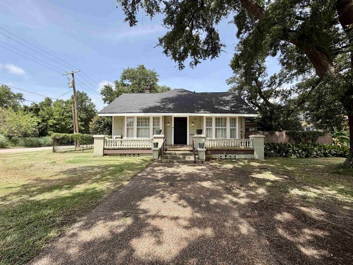 Property Photo: 233 N 7th St. TX 77702