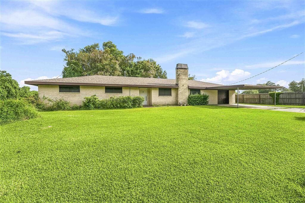 Property Photo: 211 W Lagrange Street W LA 70605