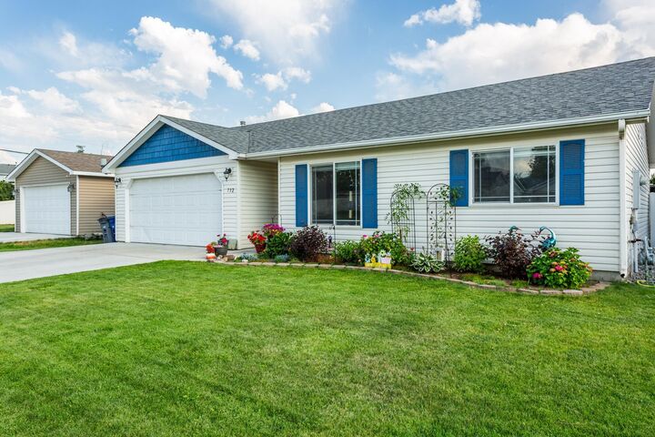 Property Photo: 732 E Carrie Dr WA 99022