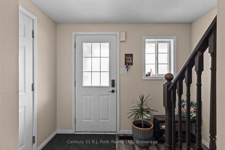 Property Photo:  33 Courtney Crescent  ON L4N 5S7 
