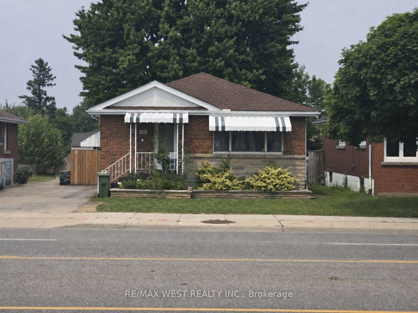 Property Photo: 305 Mohawk Road E ON L9A 2J5