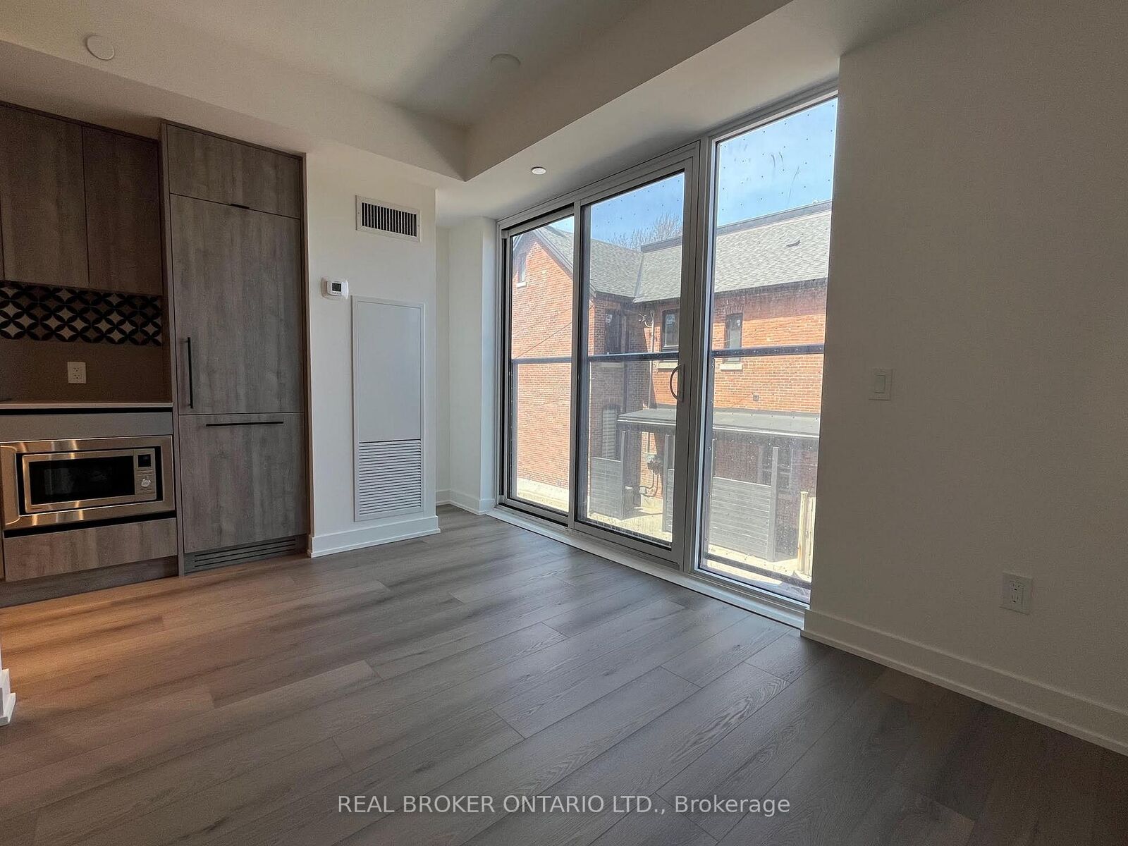 Property Photo: 5 Lakeview Avenue 218 ON M6J 3B2