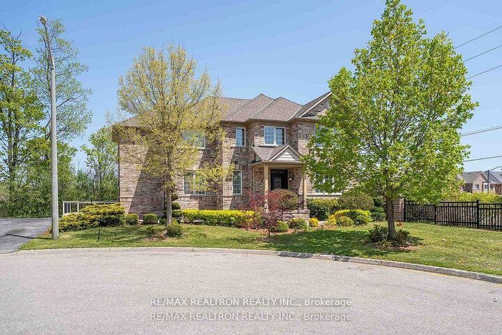 Property Photo: 12 Edgevalley Court ON L6P 2P8