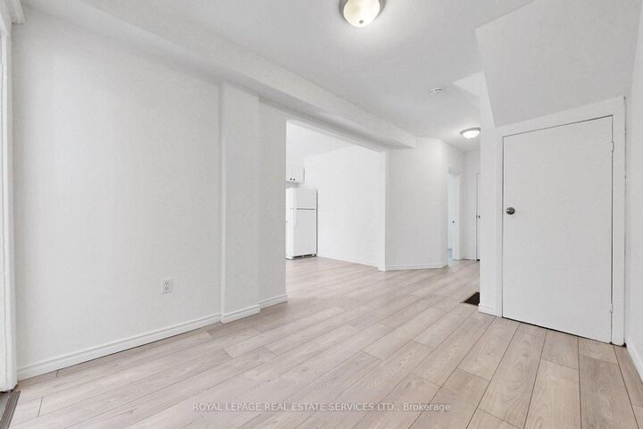 Property Photo:  119 Essex Street Main  ON M6G 1T4 