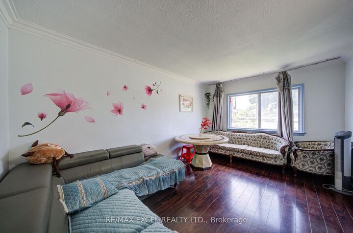 Property Photo: 39 Kilmarnock Avenue ON M1K 1Y5