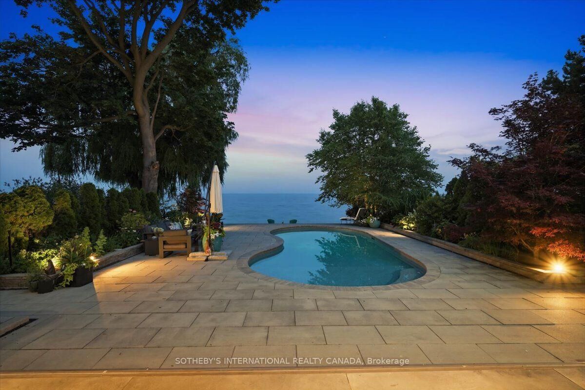Property Photo: 102 Cumberland Drive ON L5G 3M8