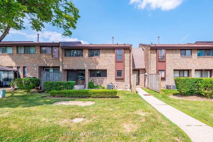 Property Photo: 2605 Woodchester Drive 5 ON L5K 2E3