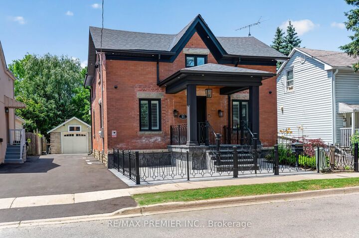 21 Elizabeth Street N — photo 1