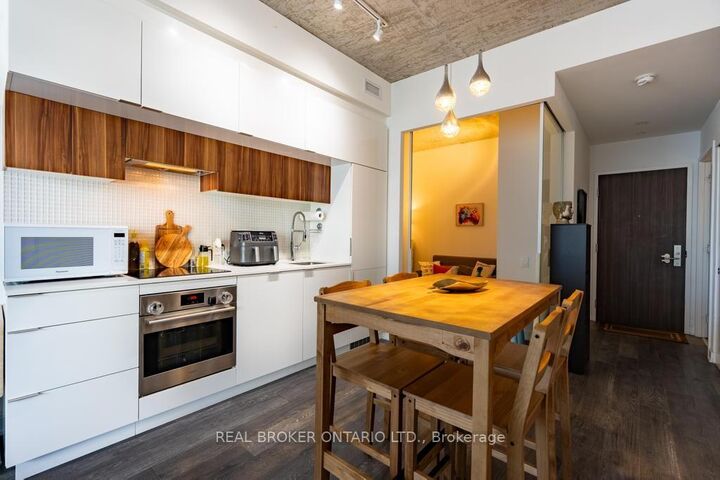 Property Photo:  185 Roehampton Avenue S 1601  ON M4P 0C6 