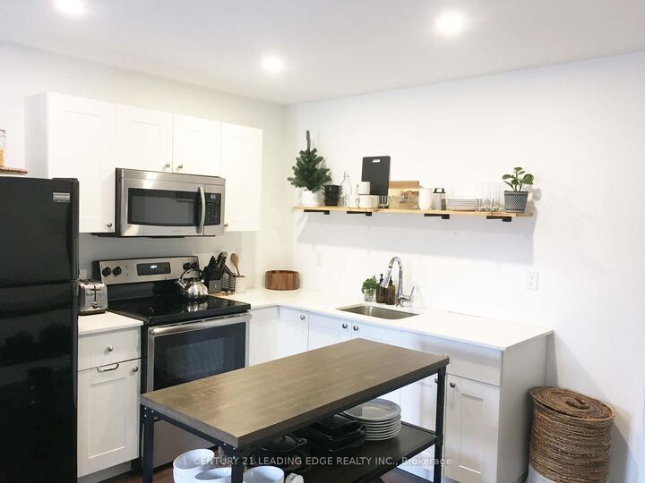 Photo de la propriété:  230 Court Street  ON L1H 4W7 