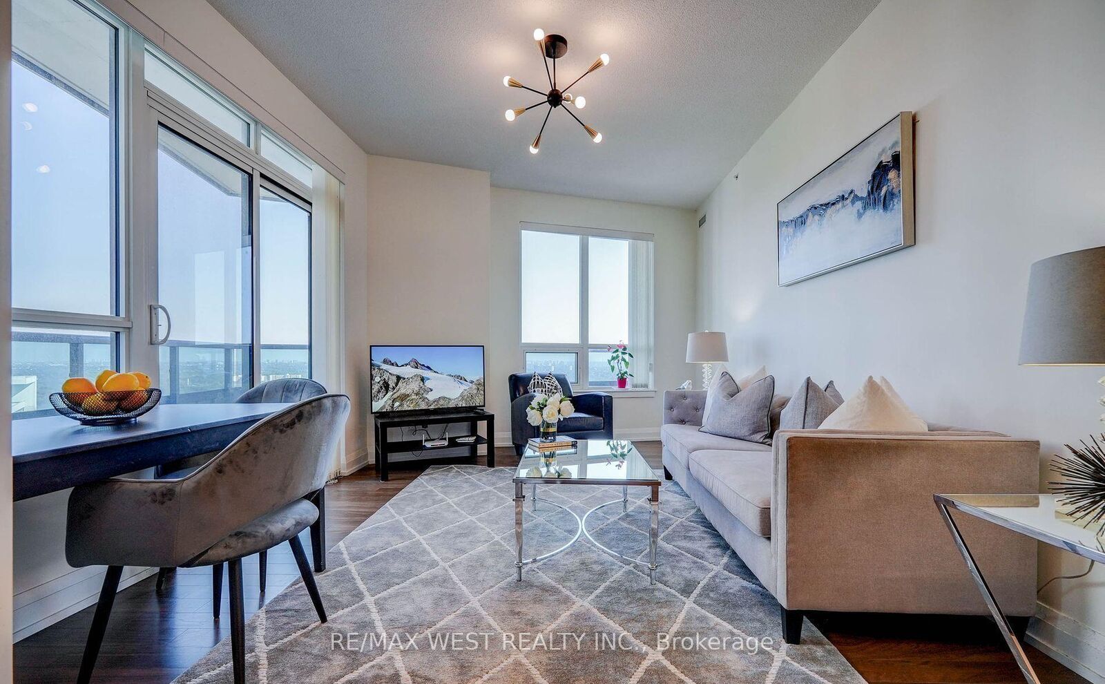 Property Photo: 7161 Yonge Street 2131 ON L3T 0C8