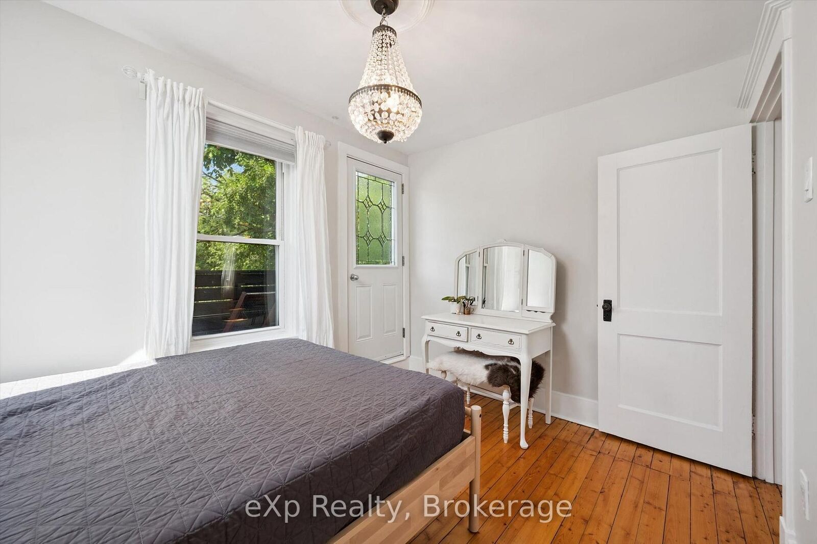 Property Photo:  131 Surrey Street E  ON N1H 3R1 