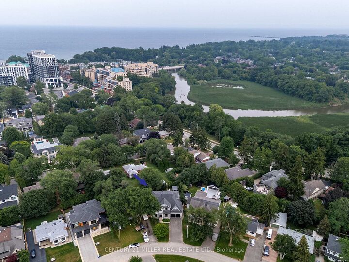 Property Photo: 2458 Meadowood Crescent ON L6L 1V6