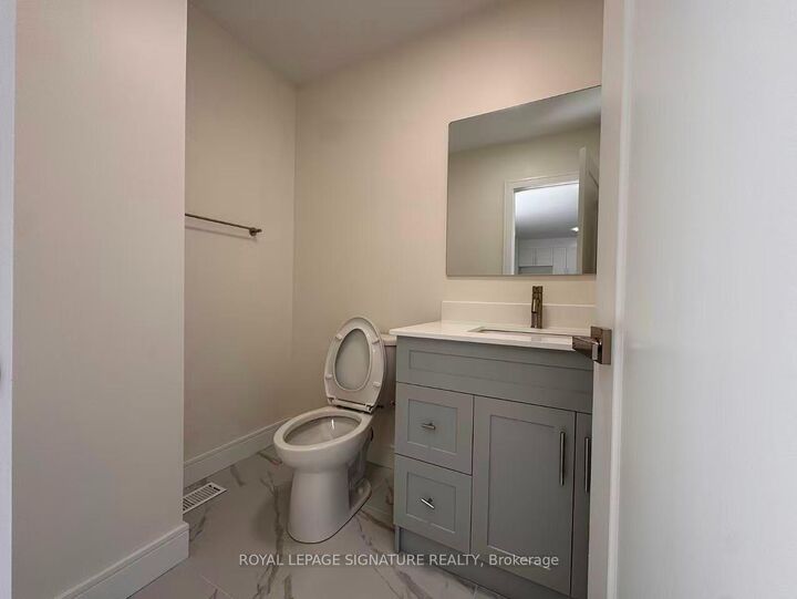 Property Photo: 53 Bishop Avenue 5 ON M2M 1Z4