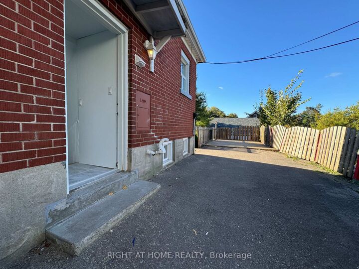Property Photo:  950 Queens Boulevard Lower  ON N2M 1B4 