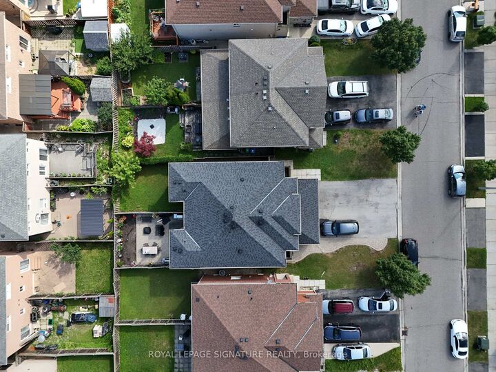 Property Photo: 3321 Raindance Crescent ON L5N 8L7