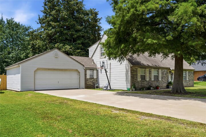 Property Photo:  1502 N 3rd Avenue  OK 74469 