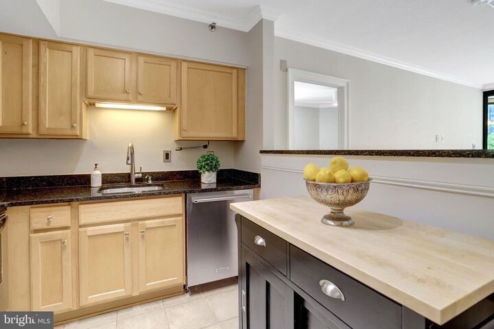 Property Photo: 1001 N Randolph Street 302 VA 22201