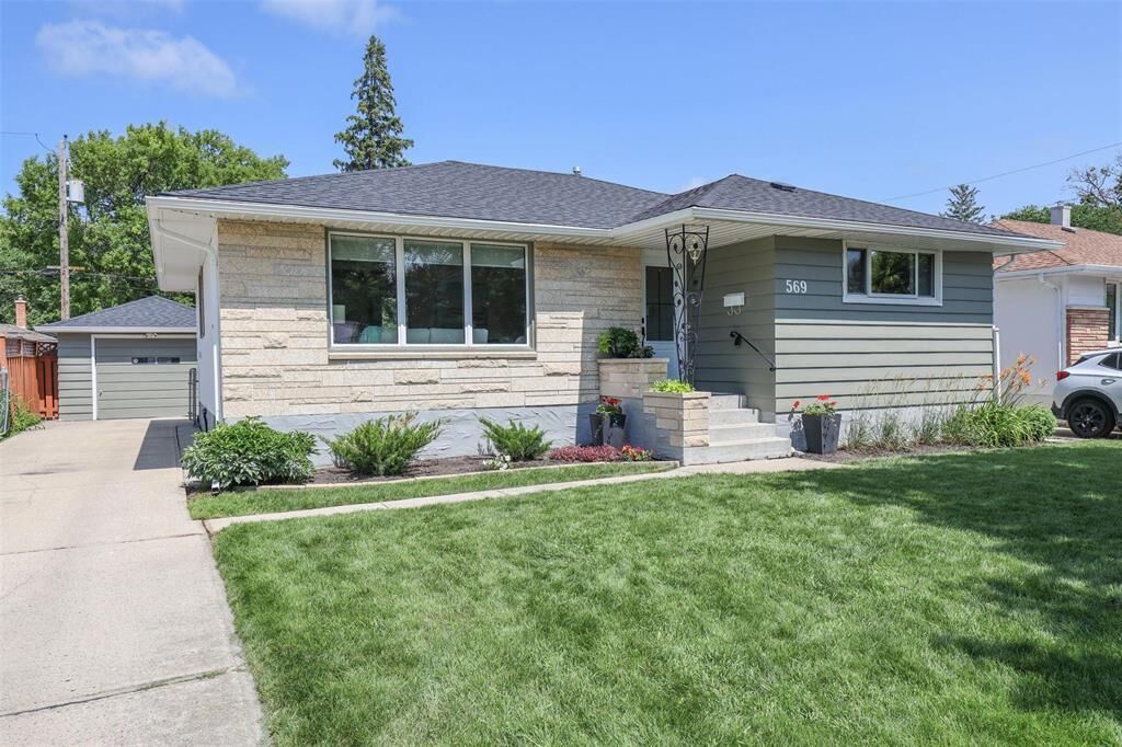 Property Photo:  569 Cedarcrest Drive  MB R2G 0E2 