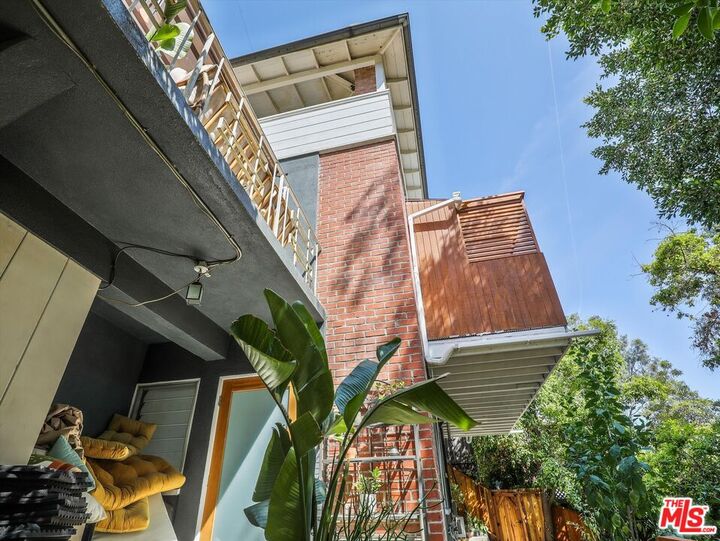 Property Photo:  6921 Paseo Del Serra Dr  CA 90068 
