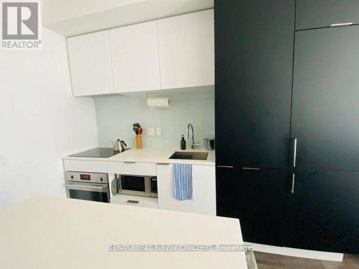 Property Photo: 33 Helendale Avenue 701 ON M4R 0A4