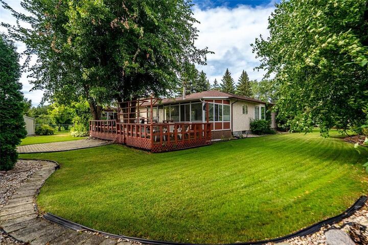 Property Photo:  898 Pritchard Farm Road  MB R2E 0E1 
