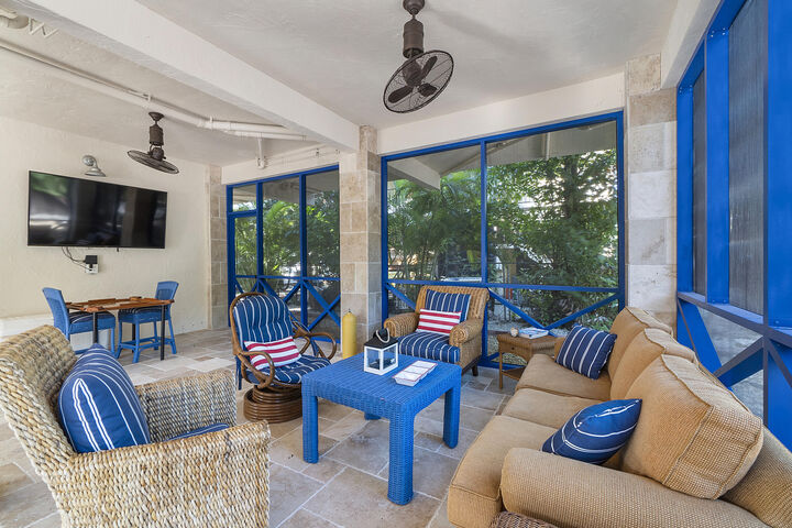 Property Photo: 19 Garden Cove Drive FL 33037