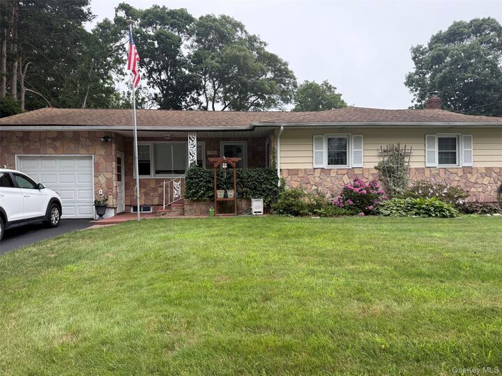 Property Photo:  152 Parkwood Drive  NY 11967 