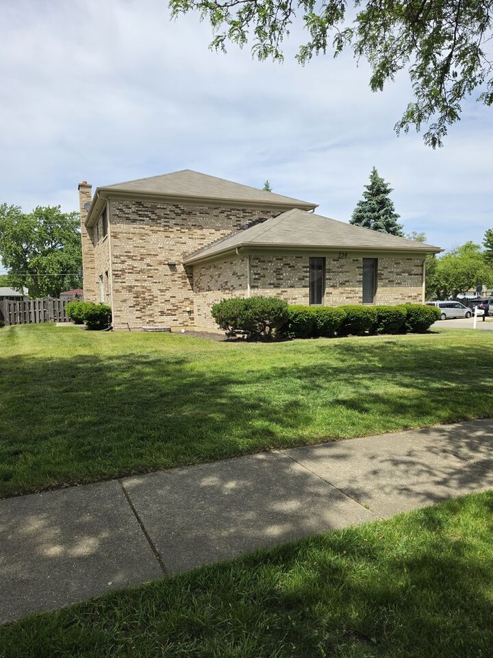 Property Photo: 736 Yorkshire Lane IL 60016