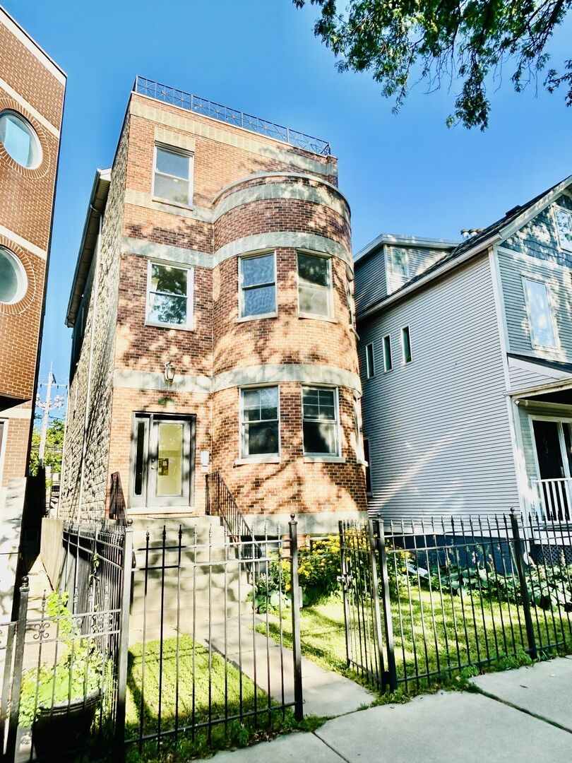 Property Photo:  3033 N Racine Avenue 3  IL 60657 