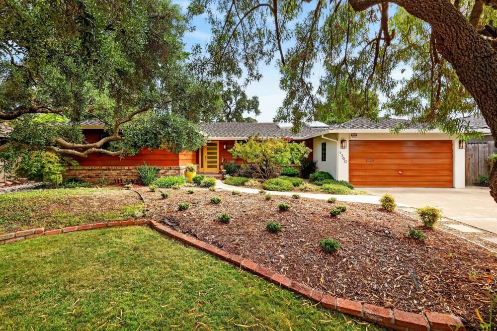 Property Photo: 1360 Grant Lane CA 95822