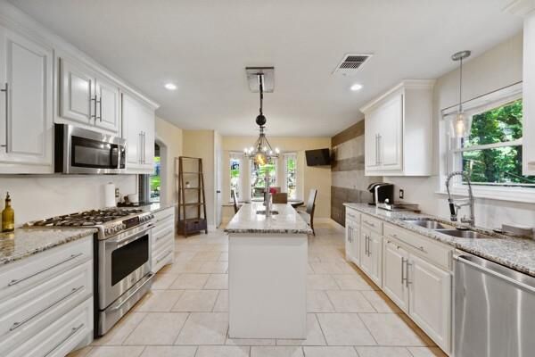 Property Photo: 1806 Old Oak Drive TX 76012