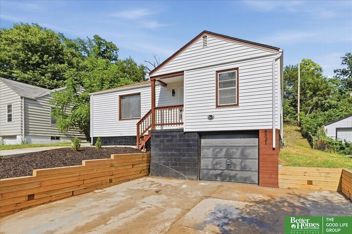 Property Photo:  6521 N 35 Street  NE 68112 