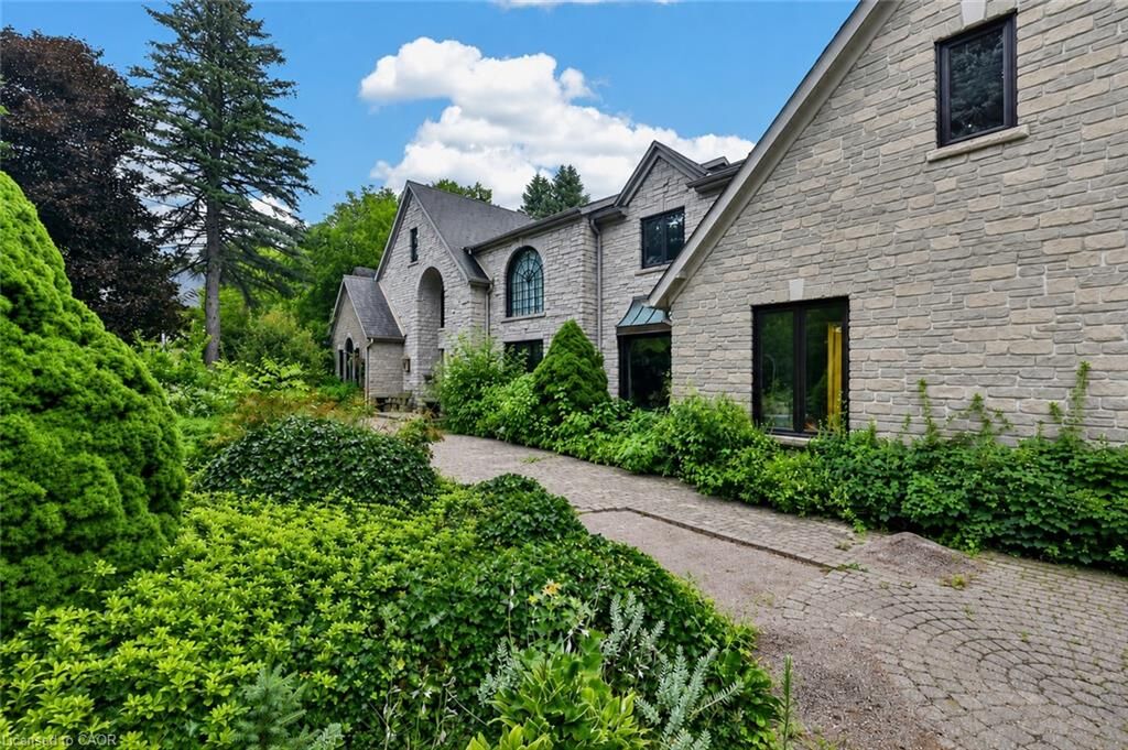Property Photo:  3 Appleridge Court Loft  ON L0R 1H3 