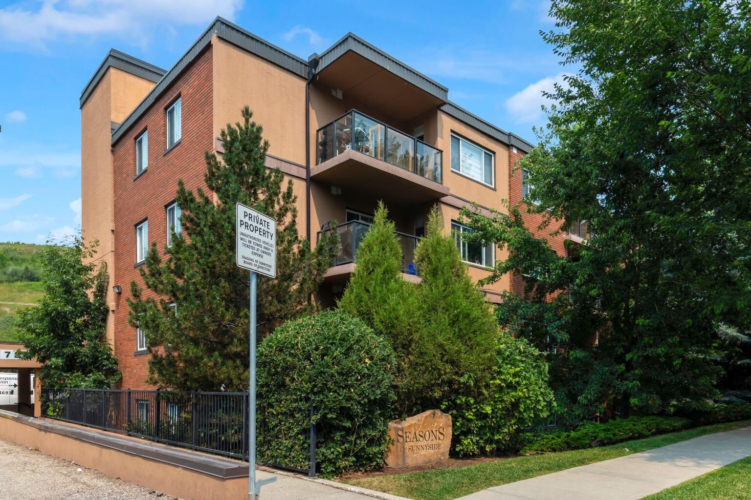 Property Photo: 728 3 Avenue NW 204 AB T2N 0J1