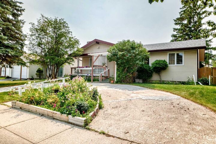 Property Photo:  351 Cedarpark Drive SW  AB T2W 2J5 